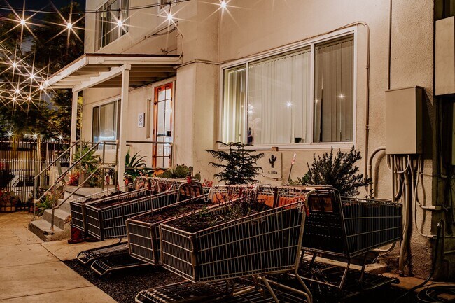 Building Photo - Charming Studio Apartment in Vibrant Barri...