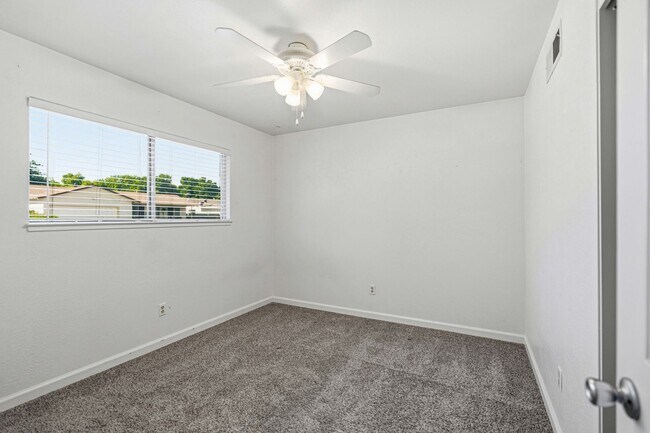 Building Photo - 2025 Sweetwater Dr