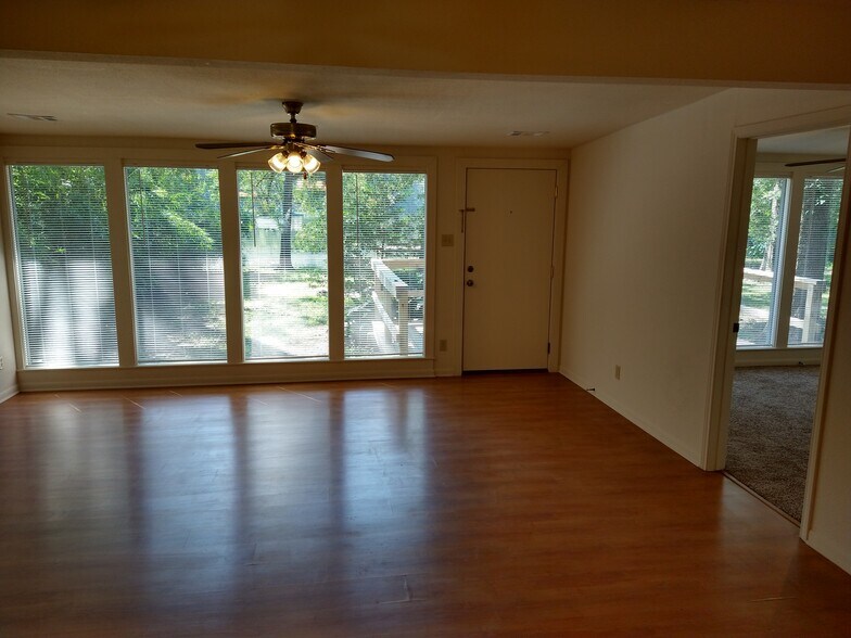 Livng room with view to lake - 6040 Cessna Dr