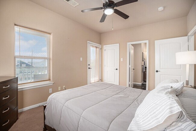 Building Photo - 1333 N Meyer Ave