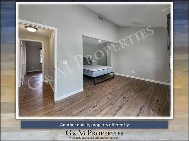Building Photo - 2-Bd Townhome - On University Avenue!