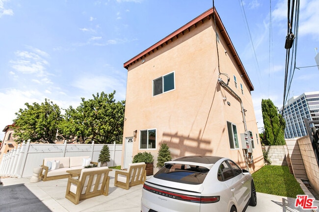 Building Photo - 16698 Moorpark St