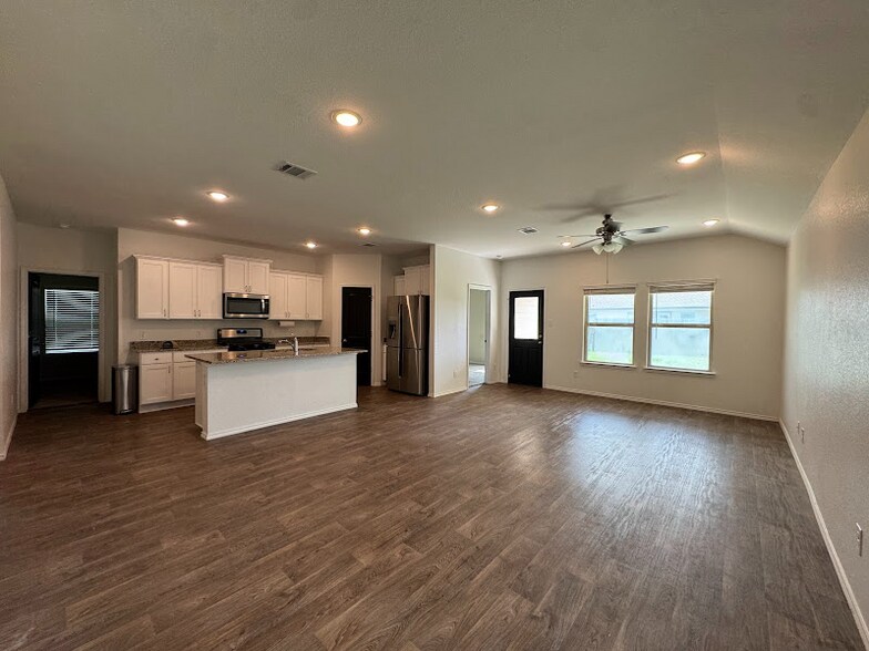 Building Photo - 2420 Mulligan Ln