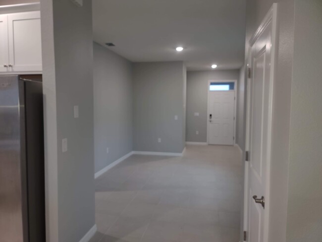 Building Photo - 5385 Sunshine Dr