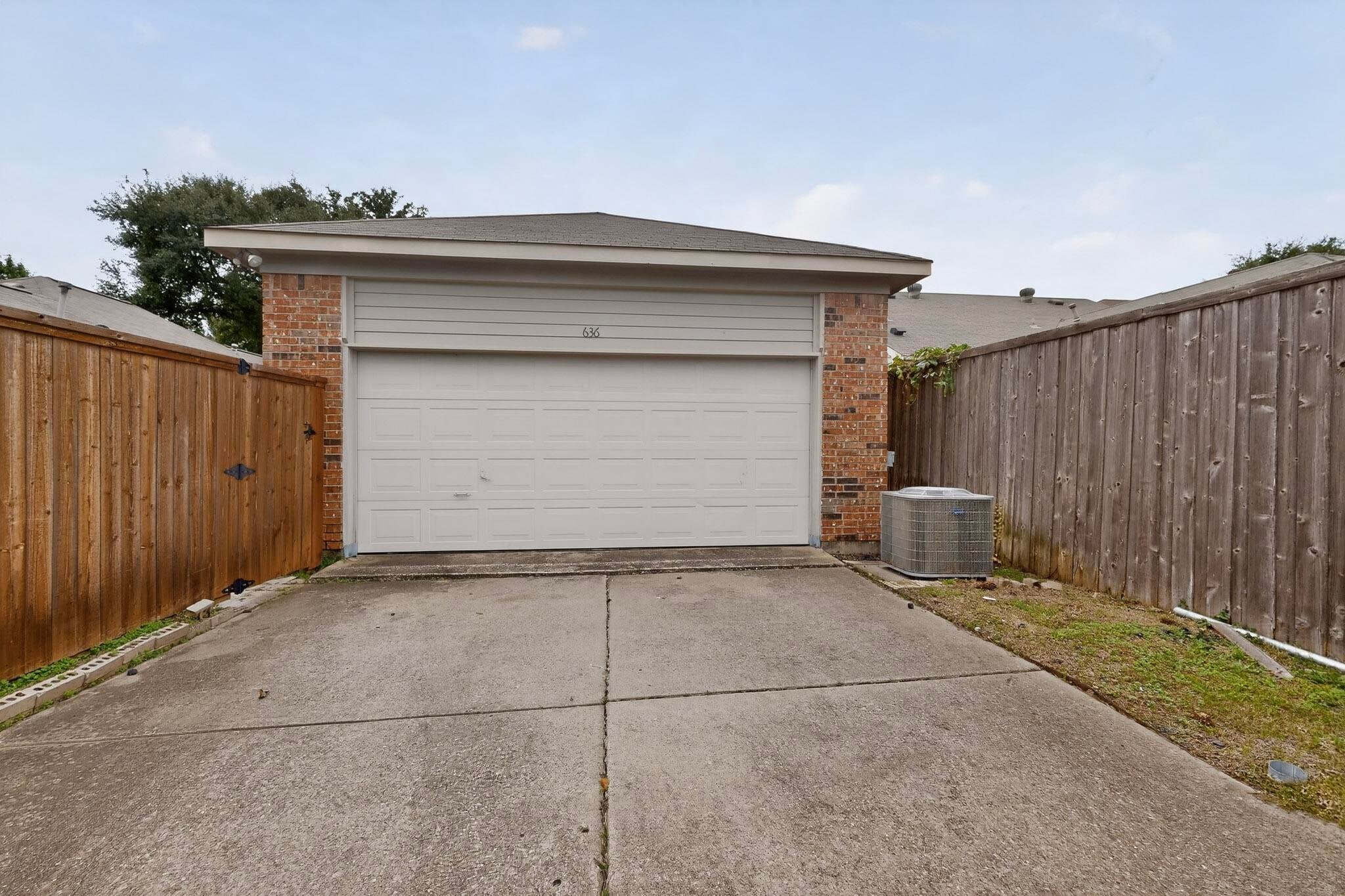 Building Photo - 636 Raintree Cir