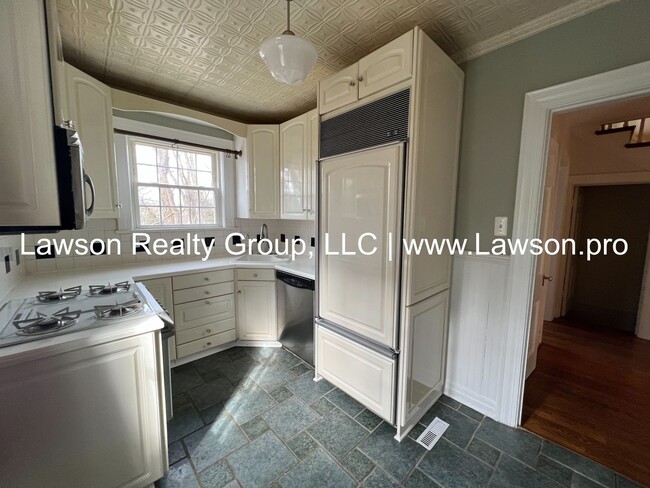 Building Photo - Charming Brick Colonial in South Roanoke