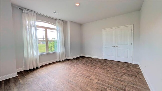 Building Photo - 6055 Creekside View Ln