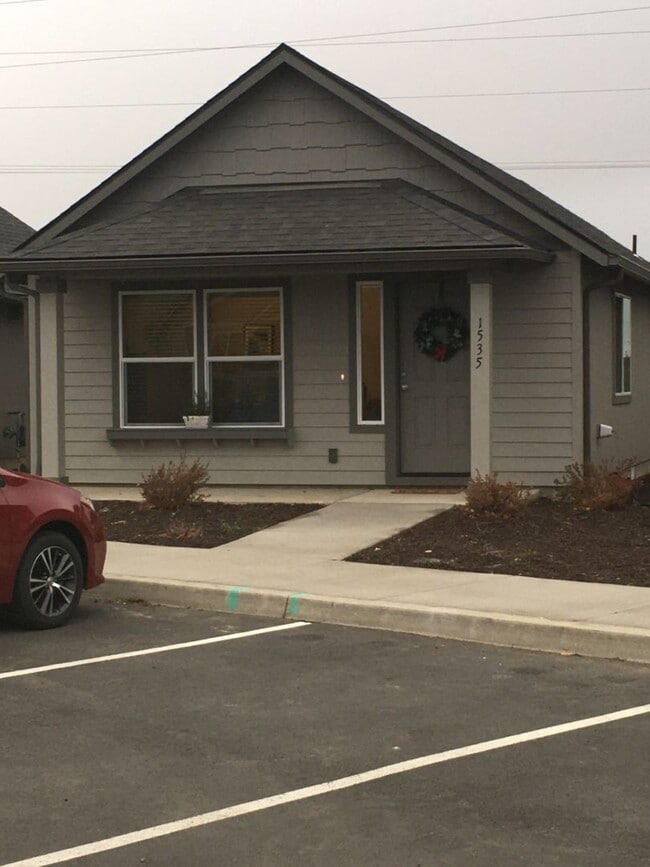 Building Photo - Newer 2 Bedroom / 1 Bathroom in SW Redmond