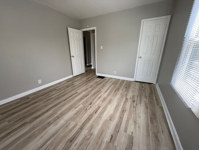 Building Photo - New Listing - Brookside Park 3 Bedroom Home