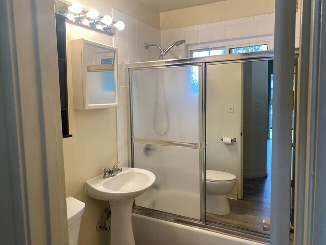 Building Photo - CHARMING COTTAGE IN DOWNTOWN PLEASANTON!