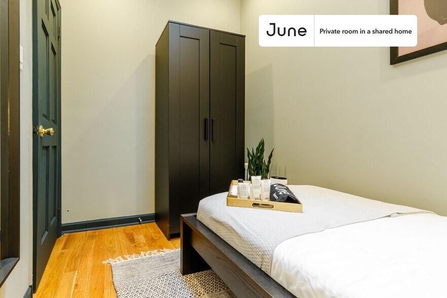 Building Photo - Private bedroom in 3 bed/1 bath Home