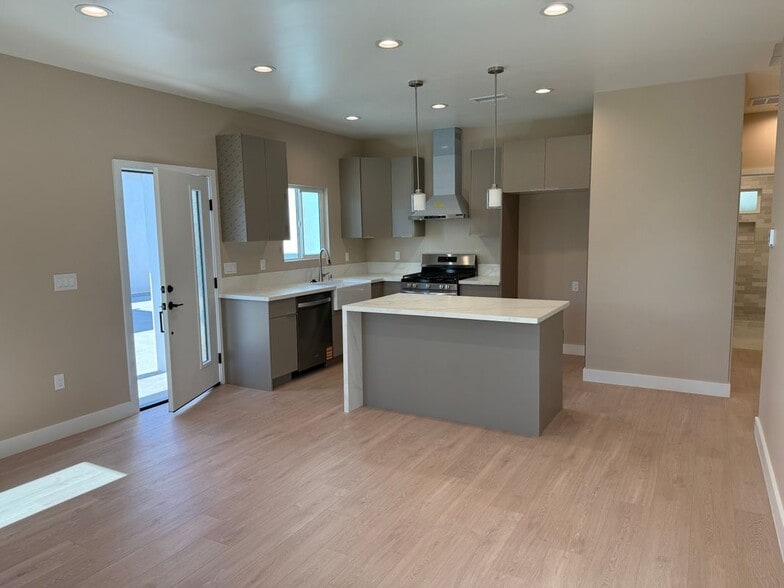 Building Photo - 1072 N Vinedo Ave