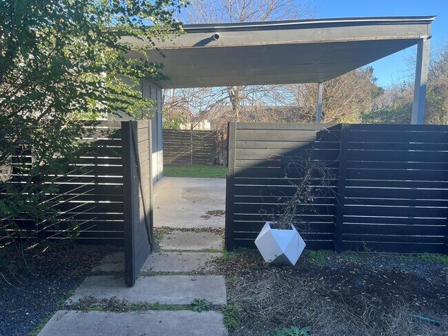 Building Photo - 1105 Altum St