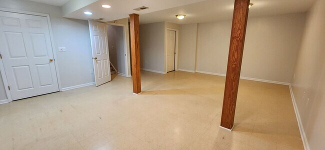 Building Photo - Available Now!! 3 to 4 Bedroom, 3 Full Bat...