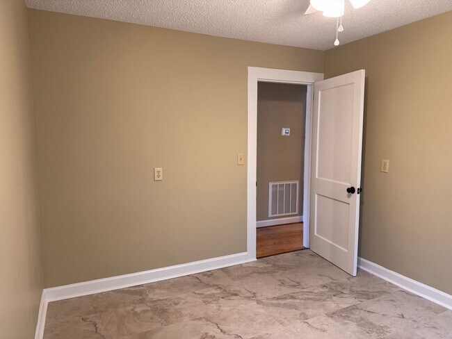 Building Photo - 3 Bed, 1 Bath Newly Renovated Home in Asheboro!