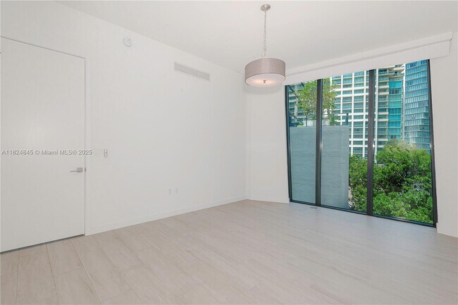 Building Photo - 2831 S Bayshore Dr