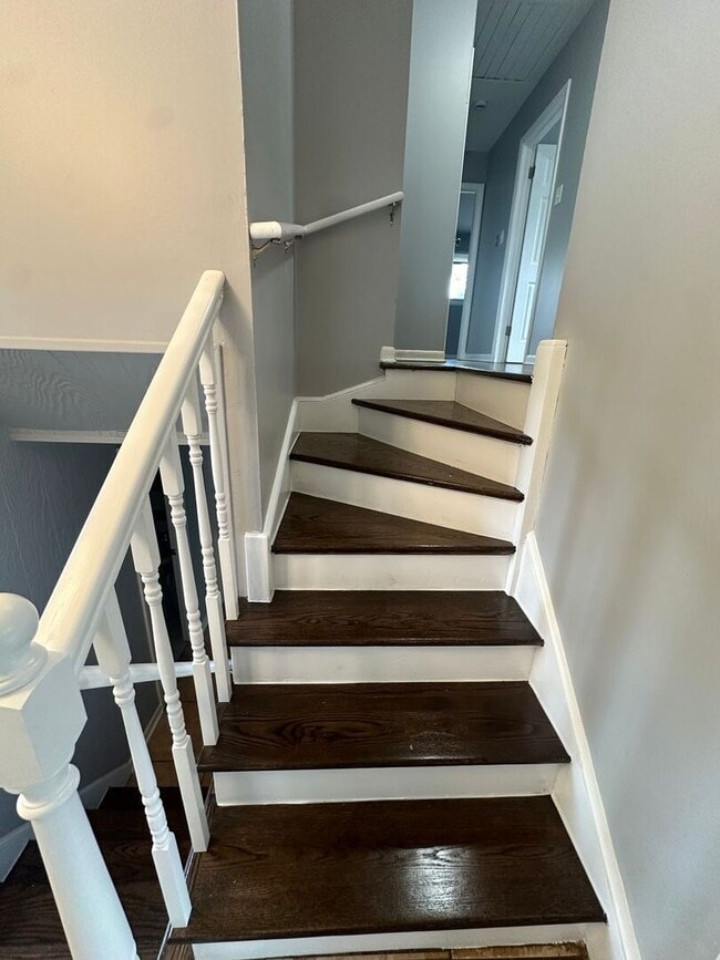 Building Photo - 923 W 187th St