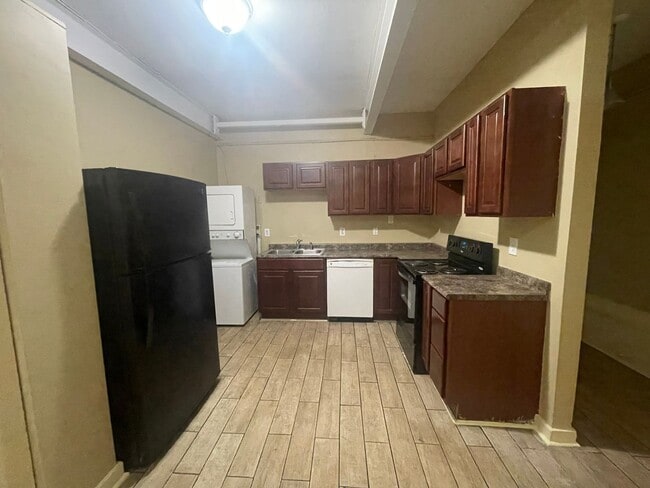 Building Photo - Adorable 2 Bedroom 1 Bath Apartment.Located in the Cotswold Area
