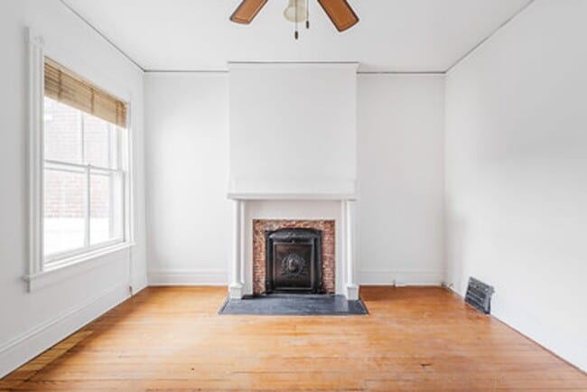 Building Photo - Great Fan Rowhouse!!