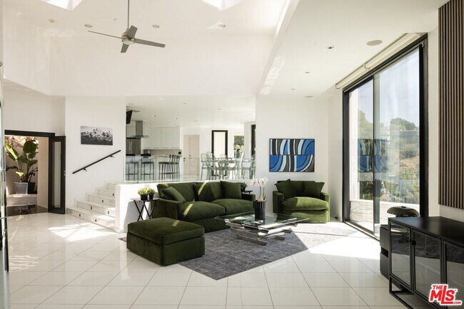 Building Photo - 2231 Sunset Plaza Dr