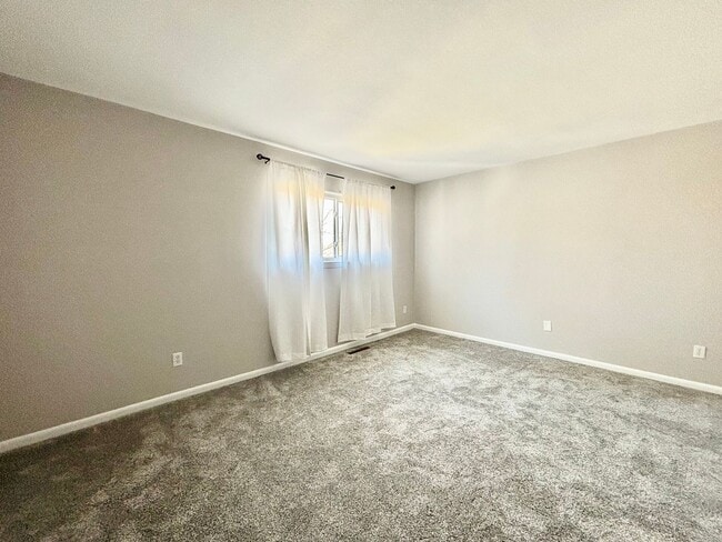 Building Photo - Cozy Updated End Unit Home In Virginia Beach