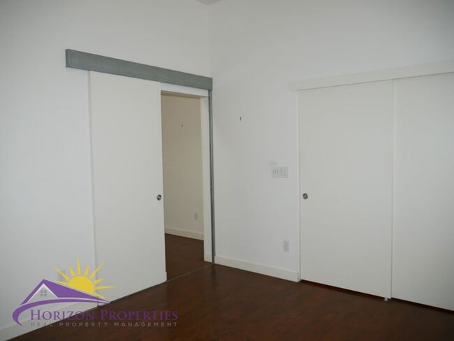 Building Photo - Modern Bright Three-story 3 Bed 2 Bath 1,400 Sqft Mansion Flats Designer Condo