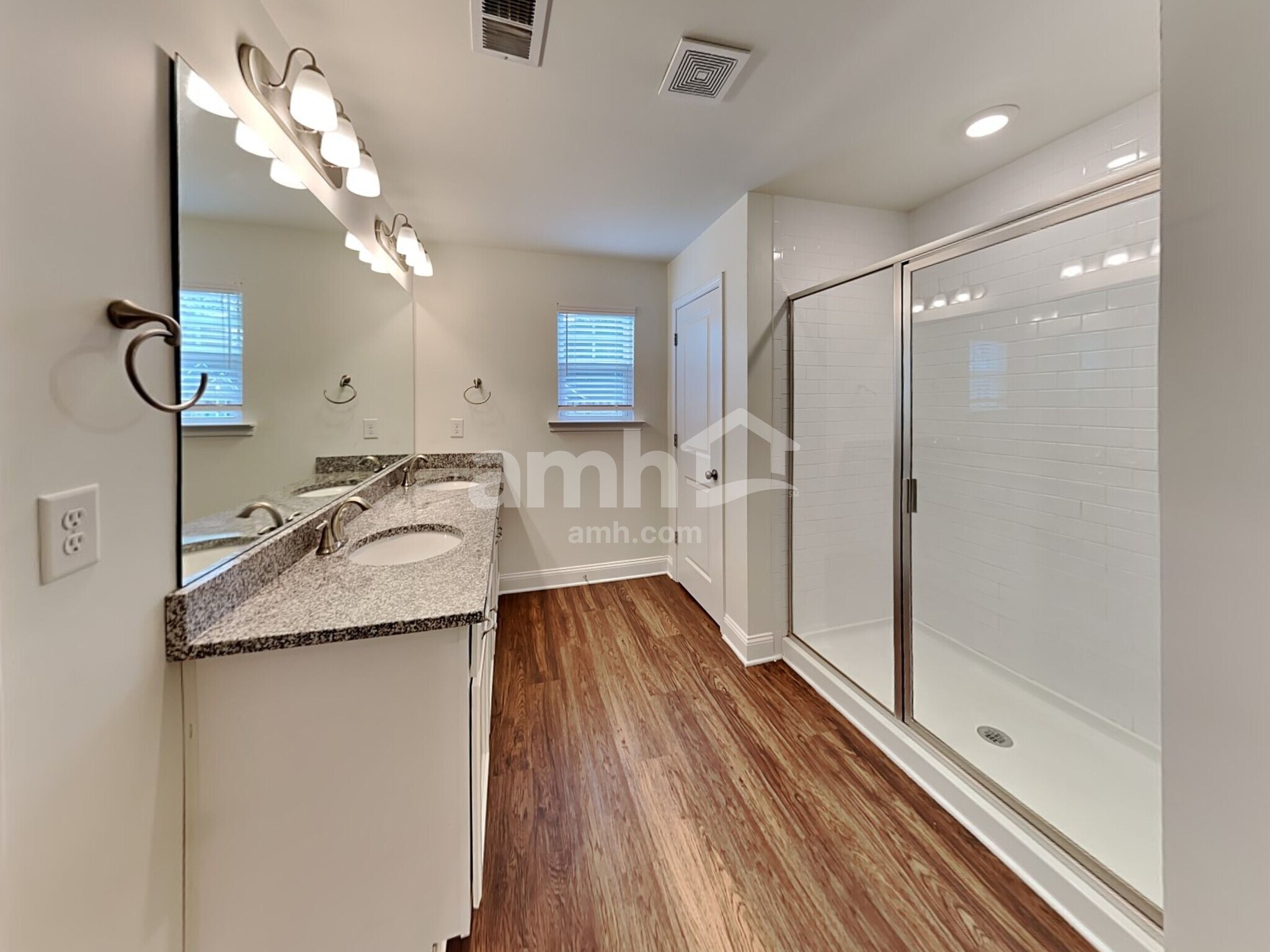 Building Photo - 574 Pointe Dr