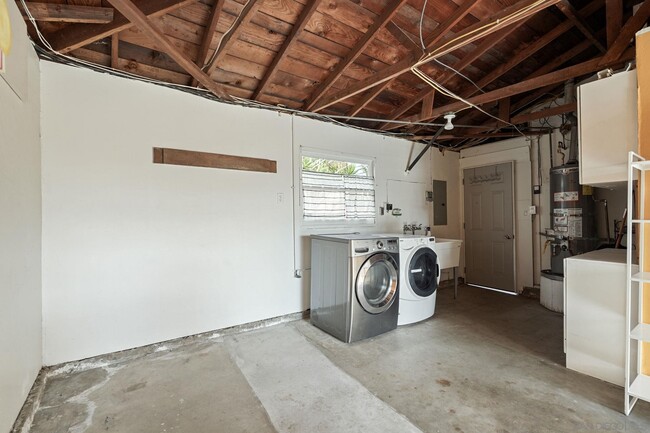 Building Photo - 5277 Cass St