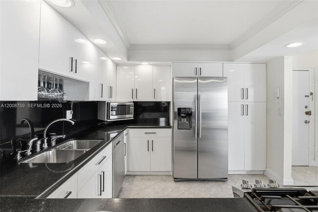 Building Photo - 2030 S Ocean Dr