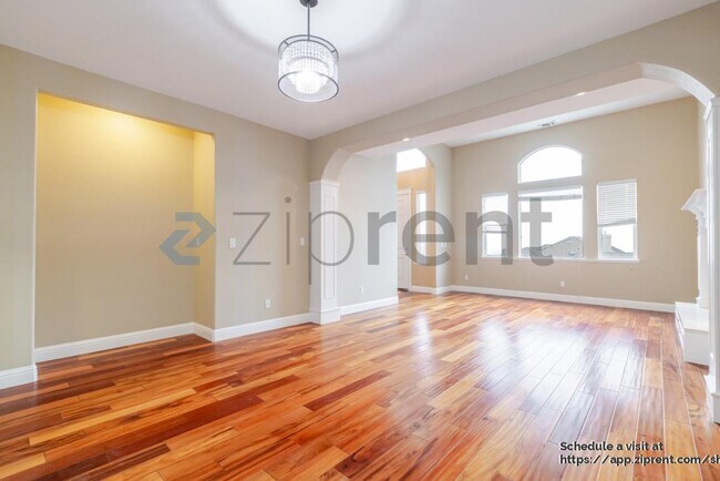 Building Photo - 4042 Plateau Cir