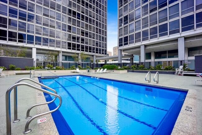 Building Photo - 340 W Diversey Pkwy