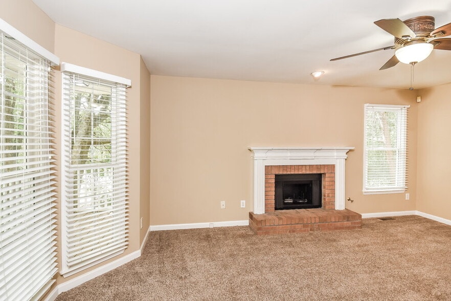 Building Photo - 16 Camden Woods Pl