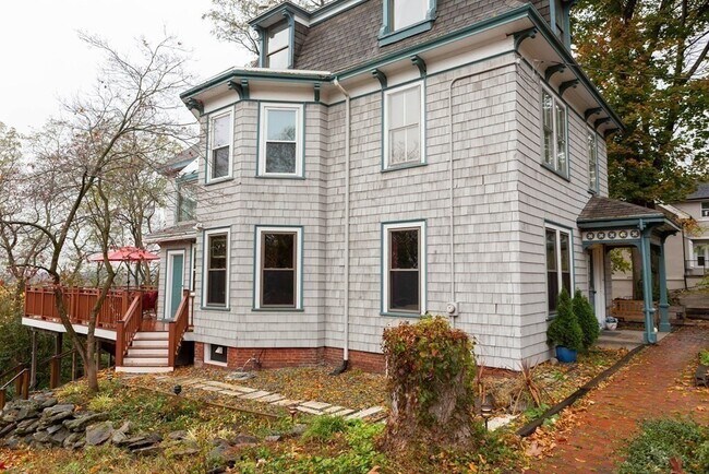 Building Photo - 182 Palfrey St