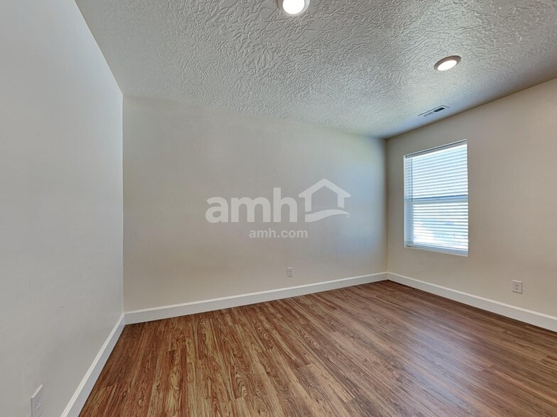 Building Photo - 1233 Wagon Way