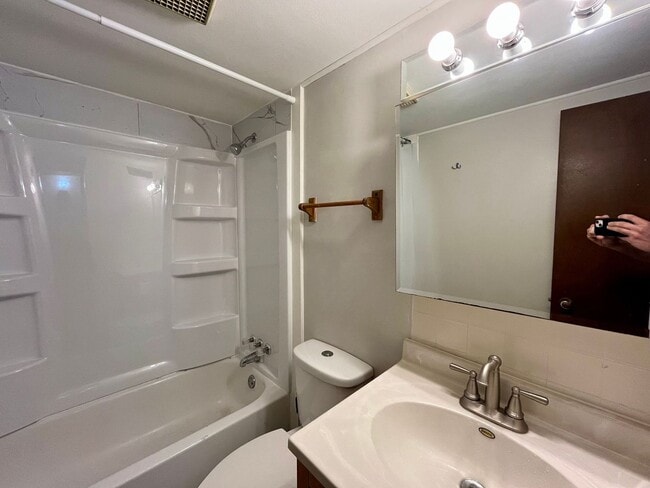 Building Photo - 3 Bed 1 Bath in Rhinelander on the water!