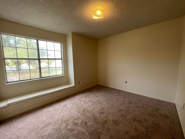 Building Photo - Apartment: Shenandoah Ridge