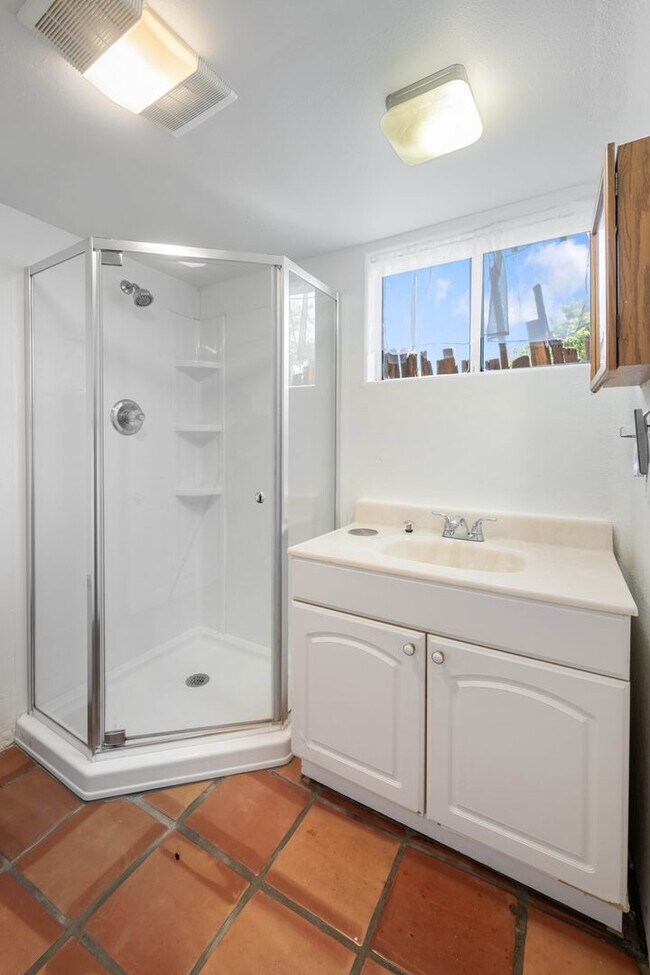 Building Photo - Quaint Studio in Prime Location