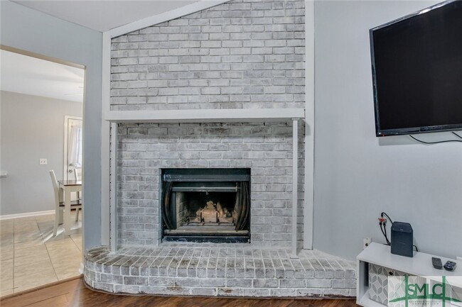 Building Photo - 250 Garden Cir