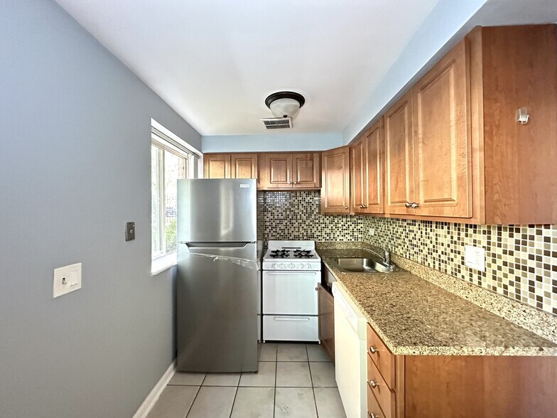 Building Photo - 5820 N Sheridan Rd