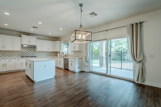 Building Photo - 2744 E Donato Dr