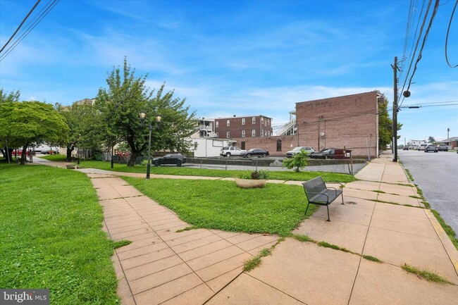 Building Photo - 208 Lincoln Hwy E
