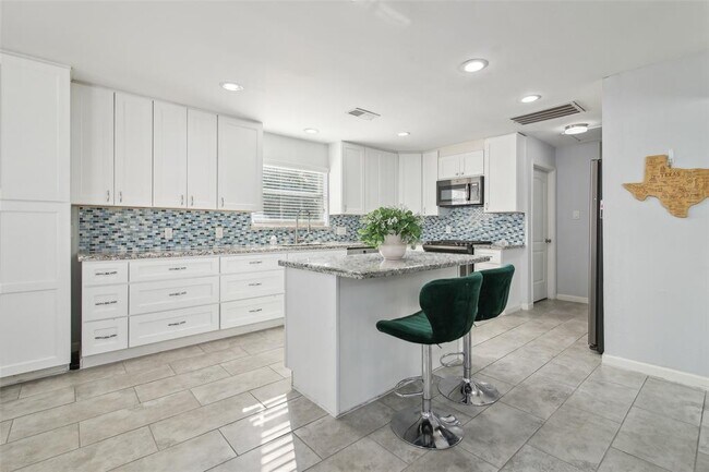 Building Photo - 14115 Briarhills Pkwy