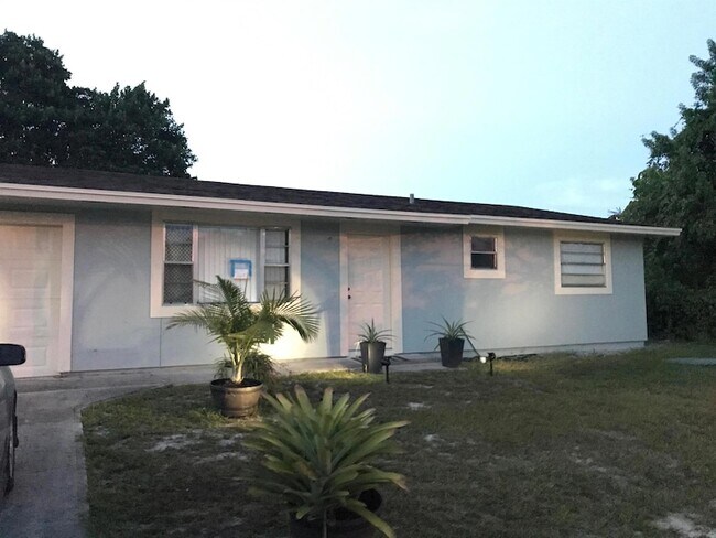 Primary Photo - 343 SE Oakridge Dr