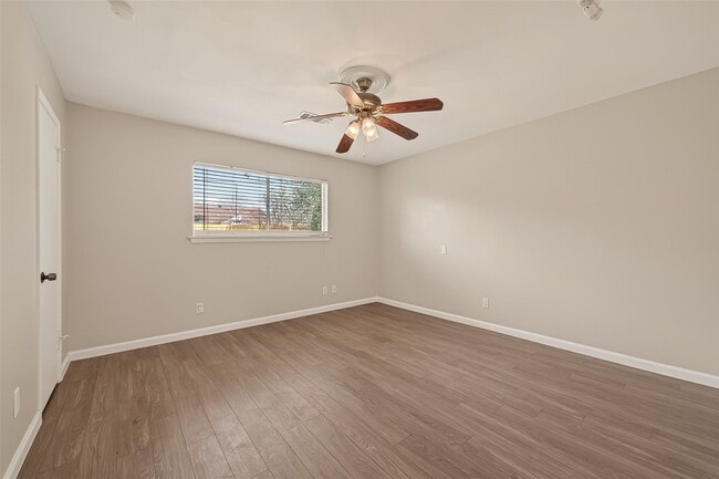 Building Photo - 9502 Skyline Dr