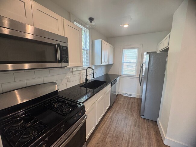 Building Photo - Adorable 3 bedroom home with central air a...