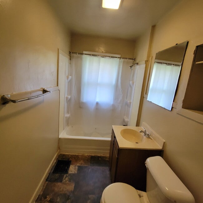 Building Photo - Convient Location