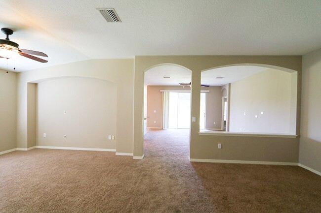 Building Photo - Beautiful 4 Bed 2 Bath 2 car garage in Sou...