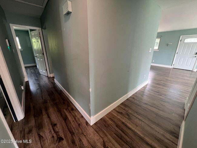 Building Photo - 200 N Willow Ln