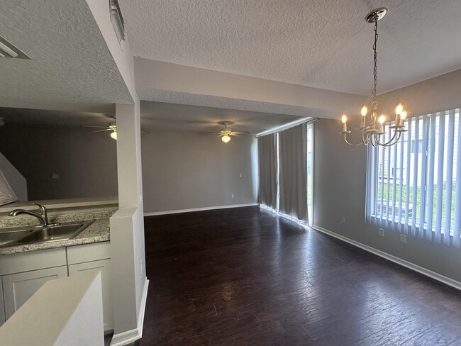Building Photo - 2929 Fan Palm Dr