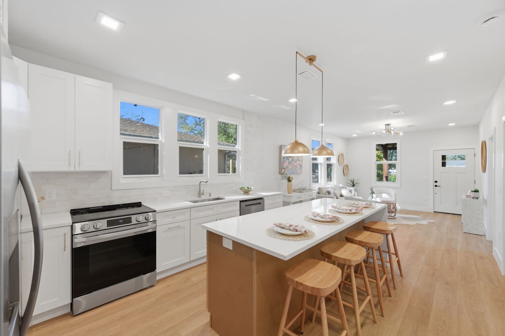 Building Photo - 309 E Selma Ave